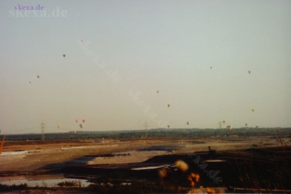 1991_92_Neg-10_PIC_0331f_heissluftballone-tagebau
Heissluftballone über Tagebau
